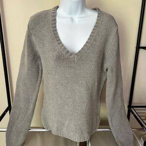 Gap V-neck sweater in size large like-new condition